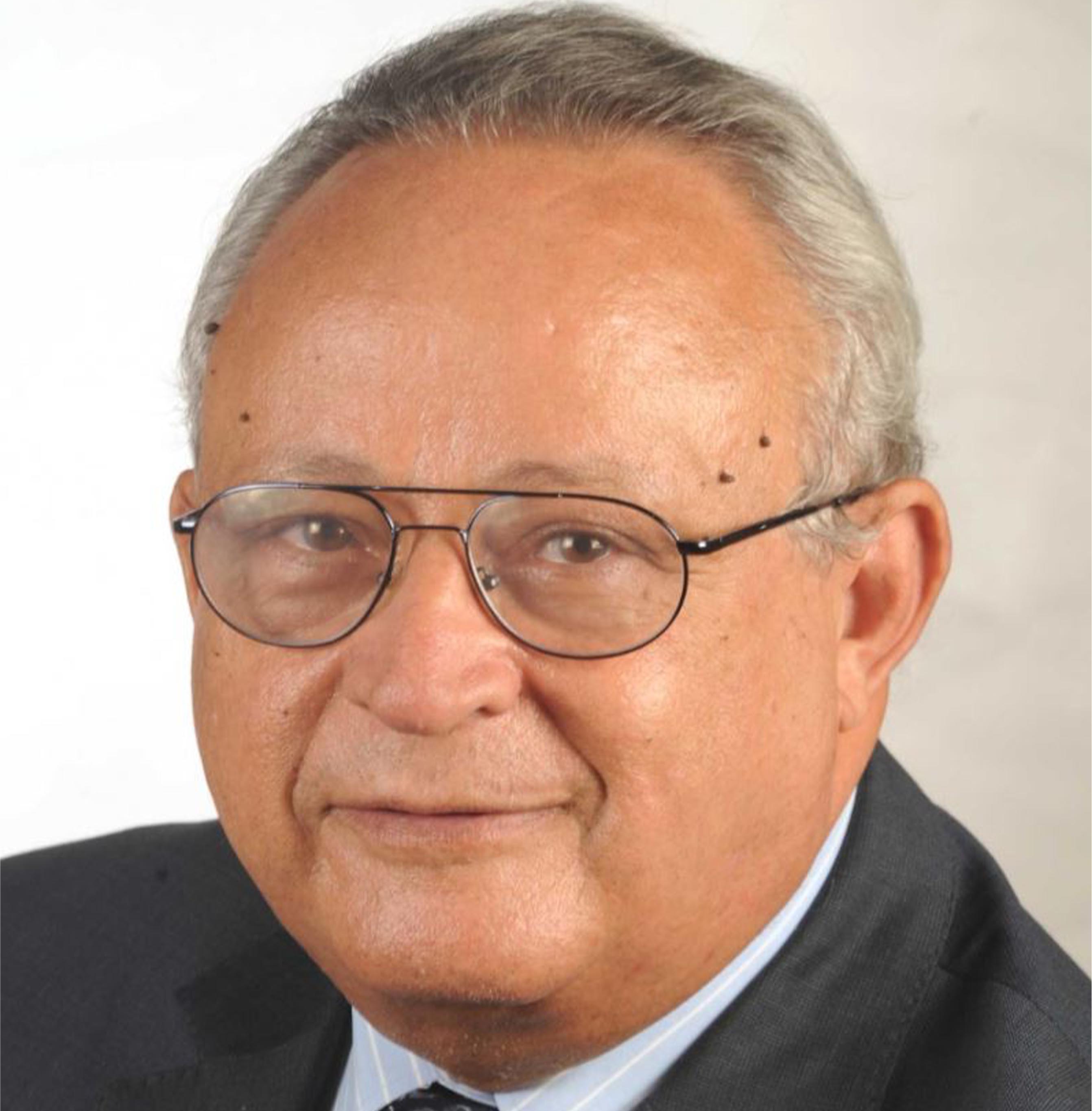 الأستاذ الدكتور 
أحمد زايد